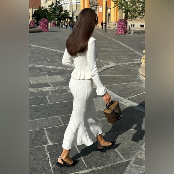 SOLD OUT 144. HIGH END Ruffled Knit Top and Flared Skirt Set - Picture 4 of 6